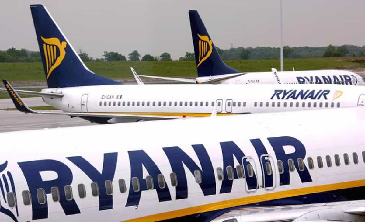 Volo Trapani-Bergamo, ha arresto cardiaco prima del decollo: 21enne salvato col defibrillatore
