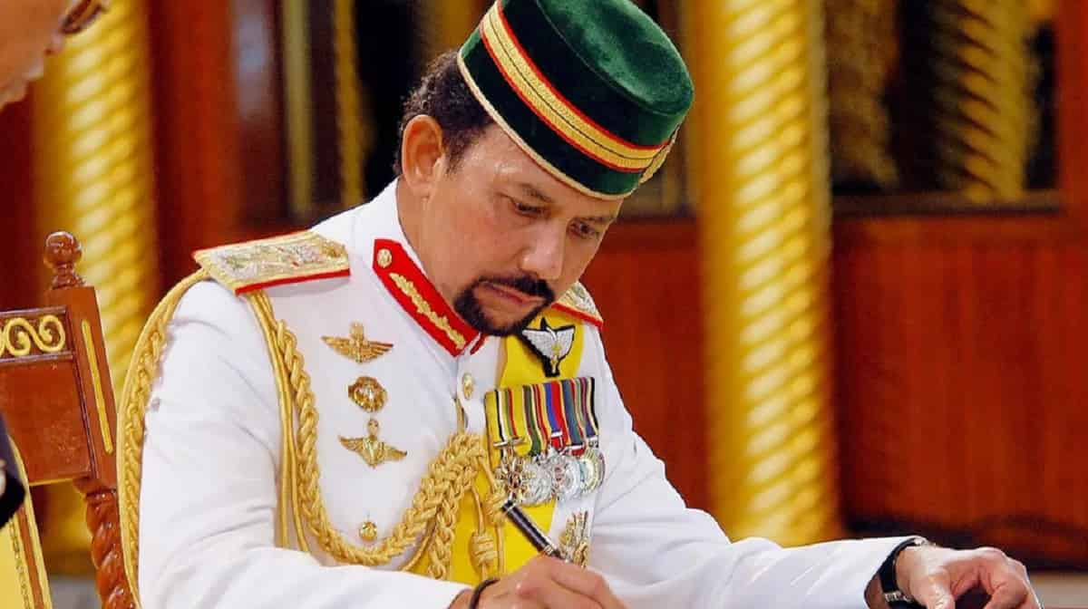 Hassanal Bolkiah, la vita del Sultano del Brunei: 7mila auto di lusso, un palazzo con 1.788 stanze e un jet da 400 milioni di euro