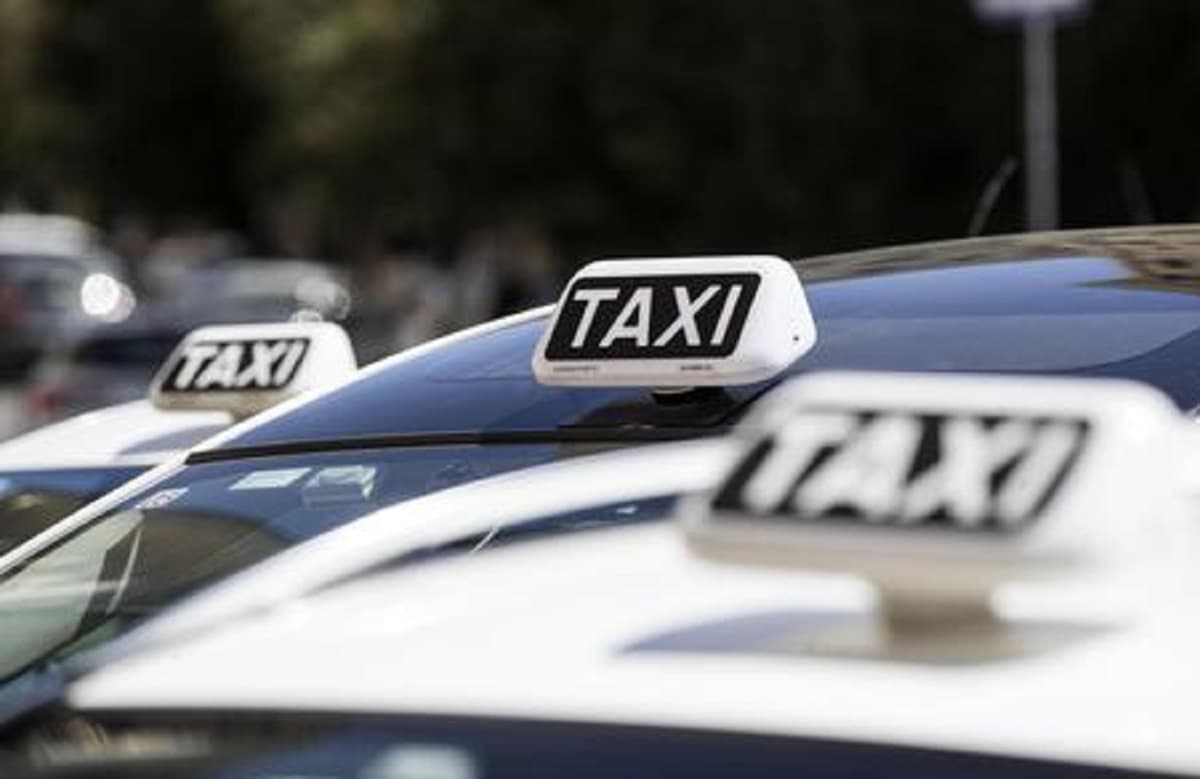 Taxi, revocato lo sciopero del 20 e 21 luglio "per la crisi del governo". Il sindacato: "In attesa di sviluppi"