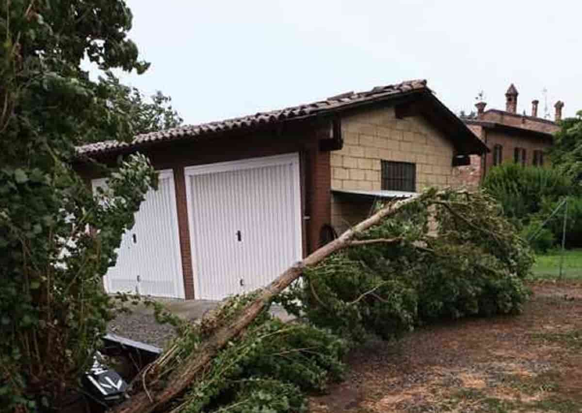 Tromba d'aria in Emilia: a Piacenza uomo muore travolto dal muro di una stalla
