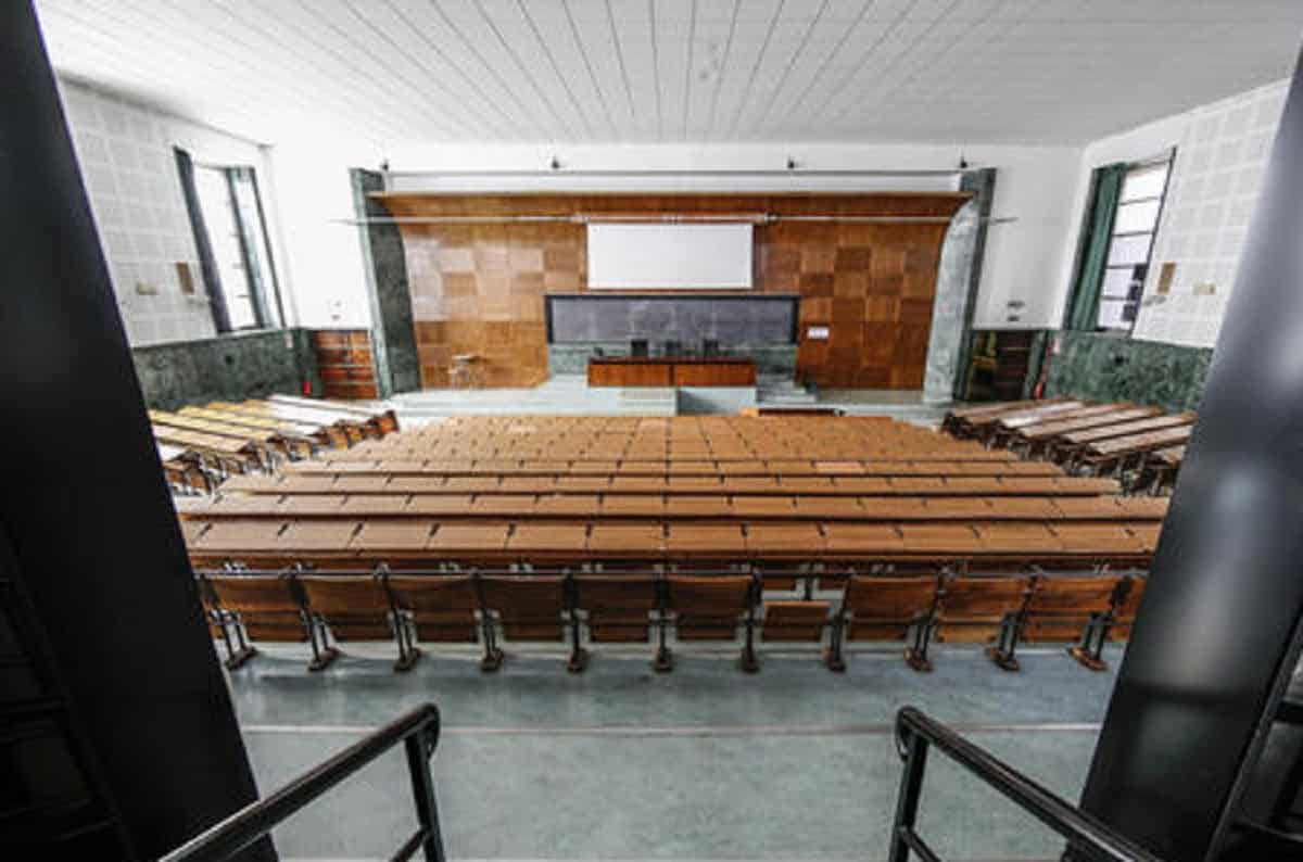 Pavia, teme di perdere la borsa di studio e si toglie la vita. Prima del gesto la lettera al rettore