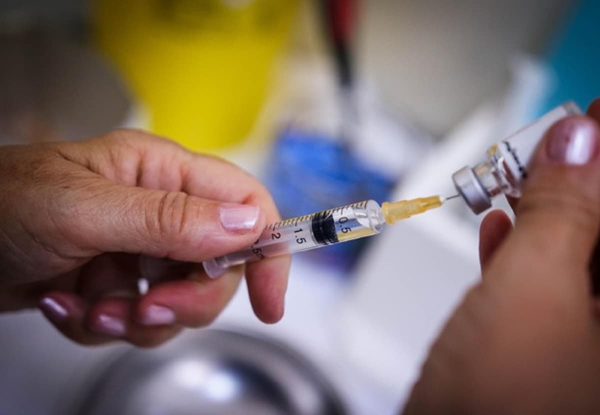 Vaccini, la dose booster difende anche da Omicron: evita le conseguenze più gravi