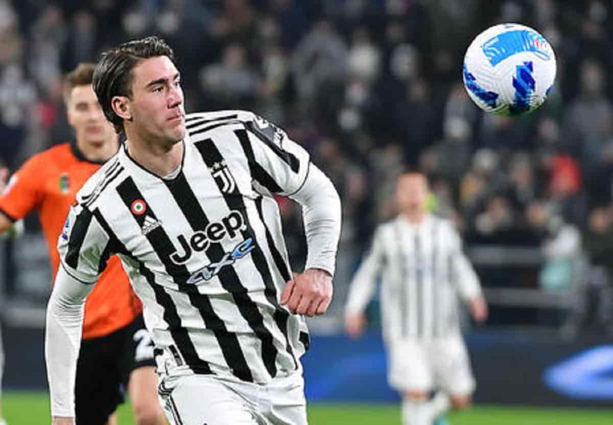 Juventus, Dusan Vlahovic fissa gli obiettivi: "Scudetto e trenta gol". Poi svela: "Appena arrivato Cuadrado mi rubò il telefono e..."