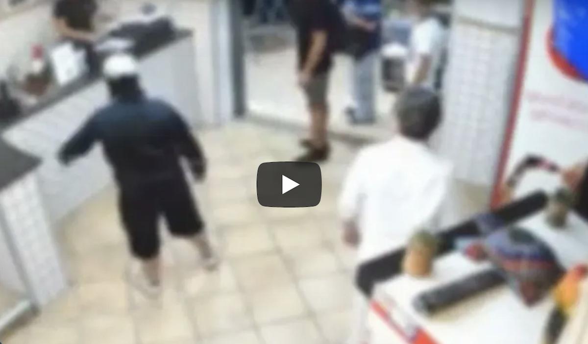 Napoli: rapina in pizzeria, il ladro spara al soffitto nel locale affollato e pieno di bambini VIDEO