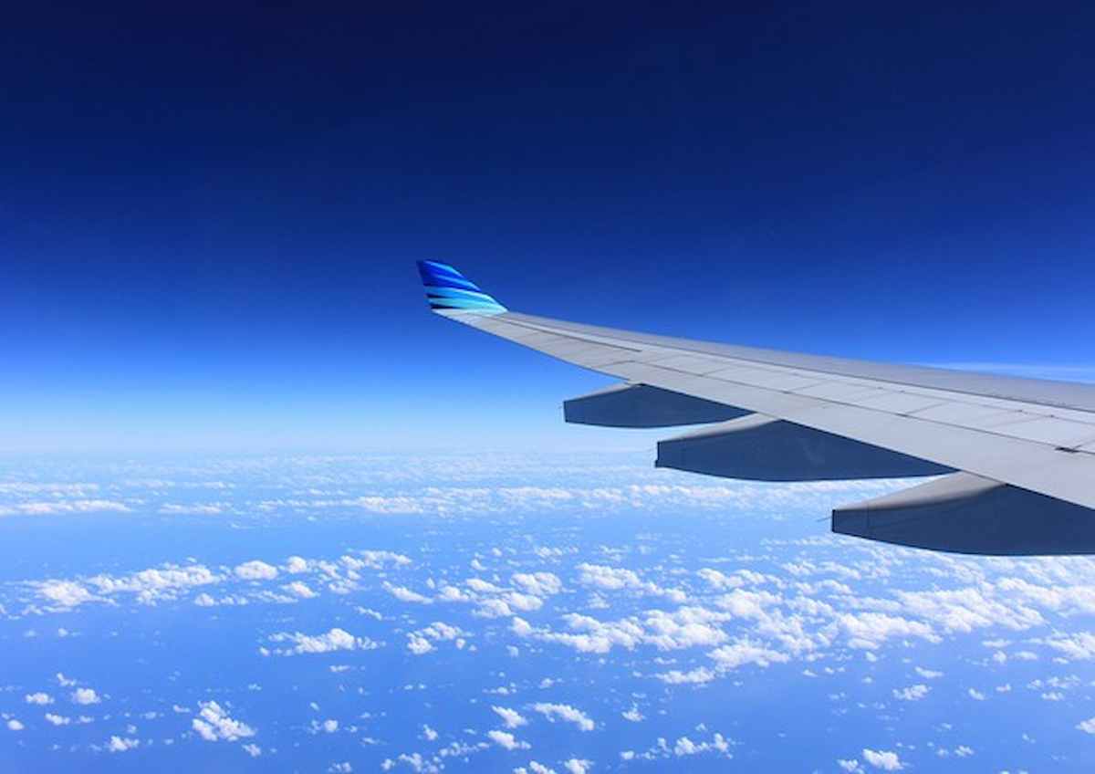 Ubriaco tenta di aprire il portellone dell'aereo: "Ci vediamo in paradiso". Panico sul volo Cipro-Manchester