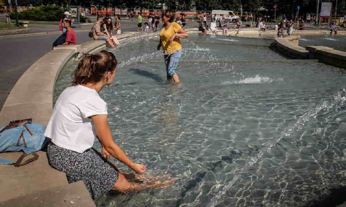 Caldo, altre città da bollino rosso. Intanto il Tirreno come ai tropici, mare a 30 gradi