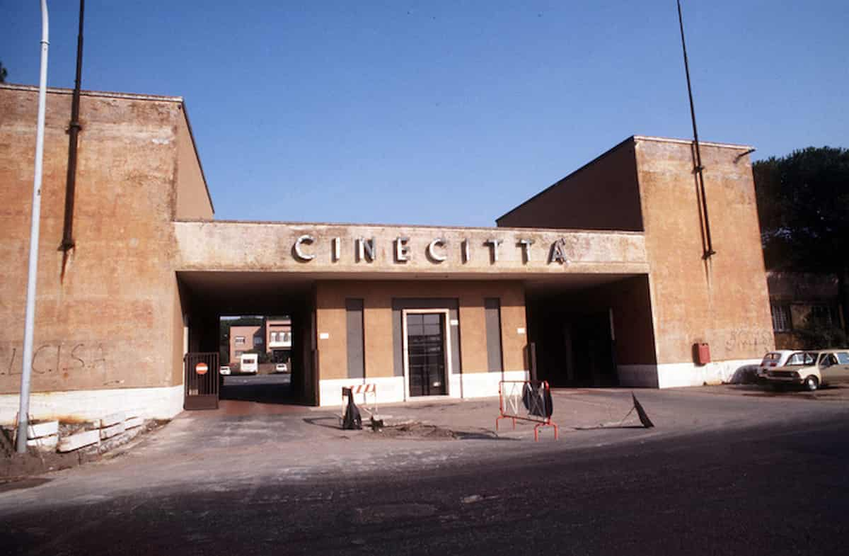 roma cinecittà incendio