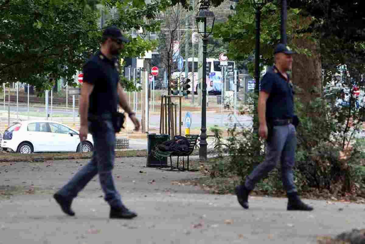 Milano, ragazza di 22 anni accoltellata in pieno giorno in piazza della Repubblica