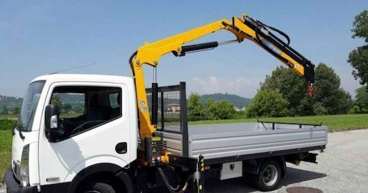 Brescia, camion con l'autogru urta il ponte di via Volturno: chiusa la tangenziale ovest