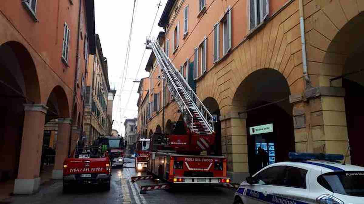 Incendio a Bologna: in fiamme un attico in via Rialto, trovato morto un gatto in casa