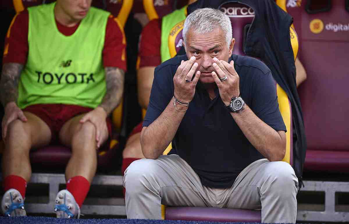 L'allenatore della Roma José Mourinho (Ansa)