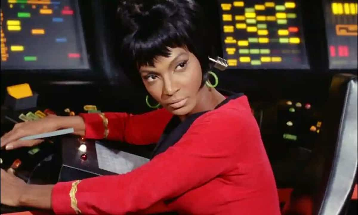 Nichelle Nichols è morta: addio al tenente Nyota Utoya di Star Trek, celebre (anche) per il bacio con William Shatner