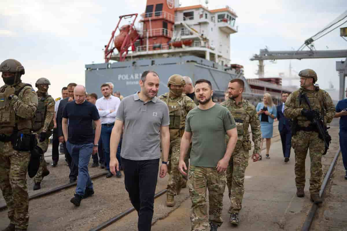 Ucraina, partita da Odessa la prima nave carica di grano: diretta in Somalia, verrà ispezionata a Istanbul