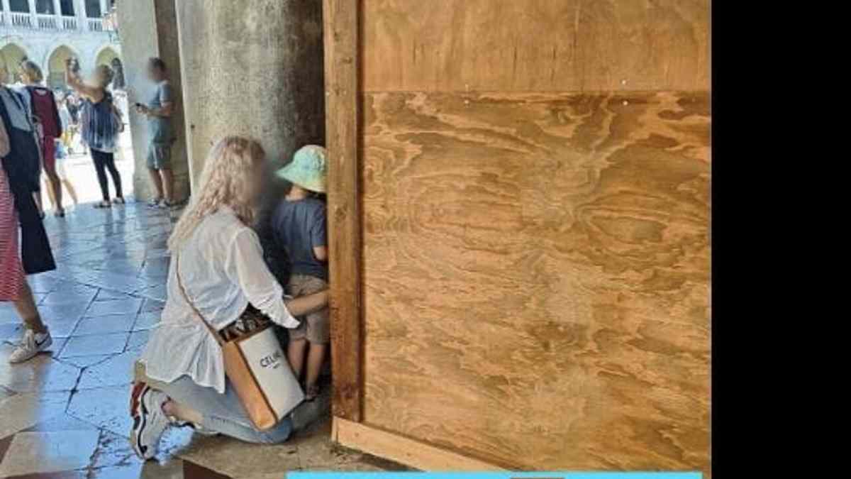 Venezia, la foto della mamma che fa fare pipì al figlio in Piazza San Marco: scoppia la polemica
