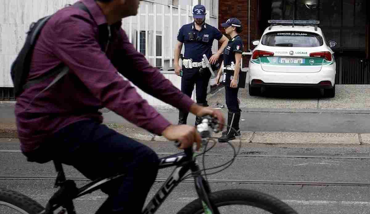 Milano, pirata in bicicletta investe donna di 63 anni e scappa dopo l'arrivo dei soccorsi