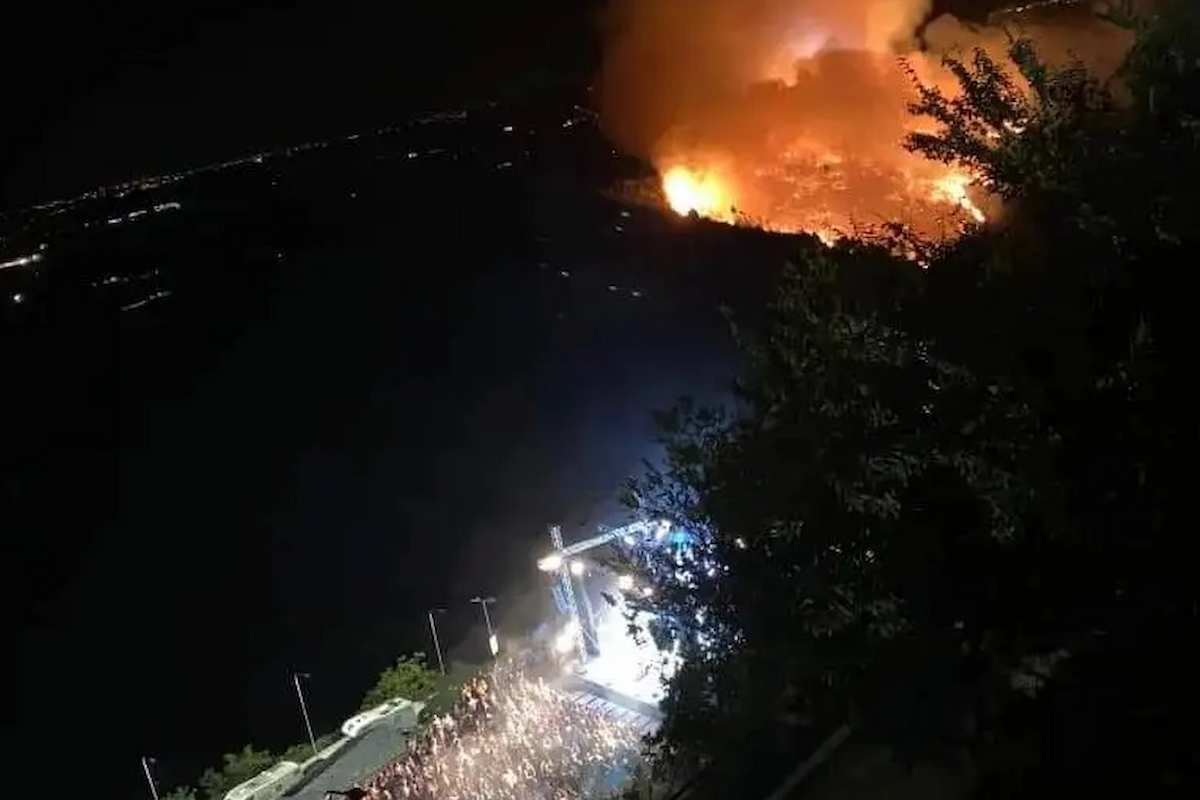 Red Canzian in concerto a Sant'Agata di Puglia: alle sue spalle in fiamme ettari di bosco