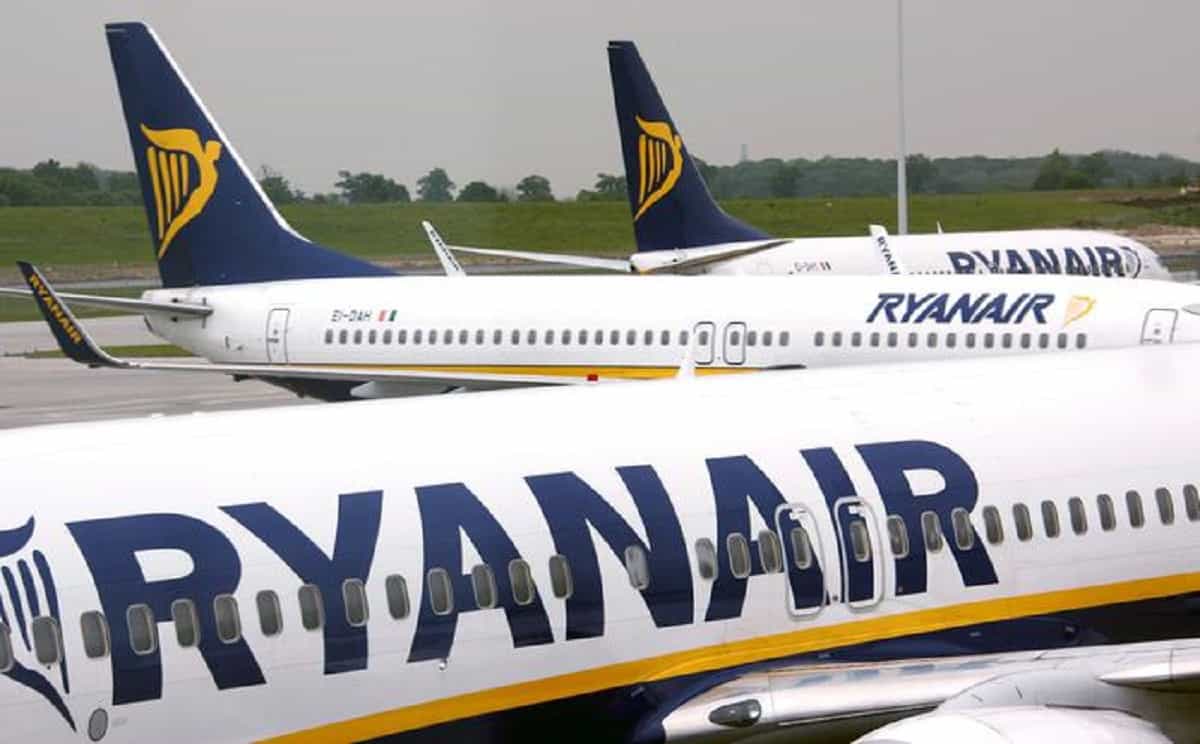 Ryanair cancella i voli a 10 euro, prezzi troppo low cost per sostenere il caro energia