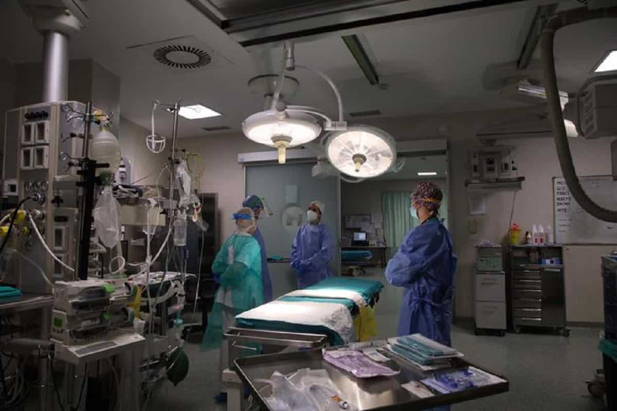 Tumore asportato dalla cassa toracica di una bimba di 9 mesi: le aveva deviato cuore e trachea