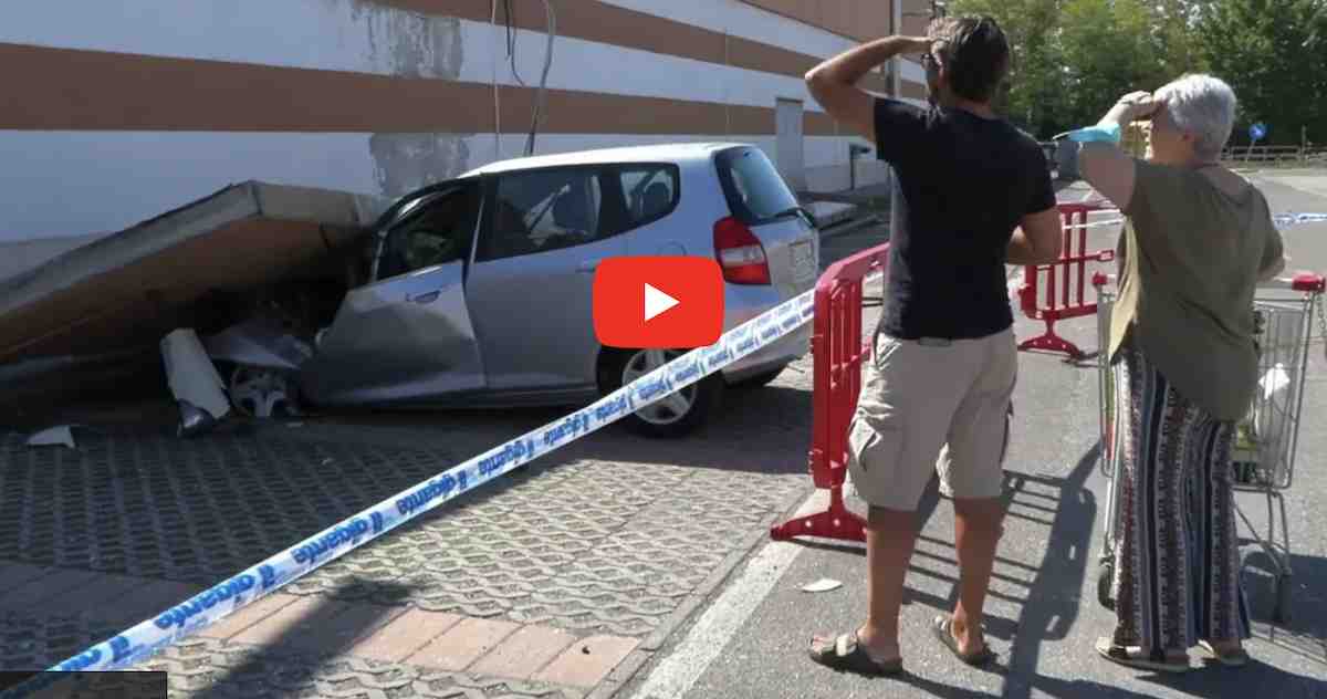 Brescia, si stacca la facciata del supermercato Il Gigante: schiacciata un'auto in via Valcamonica