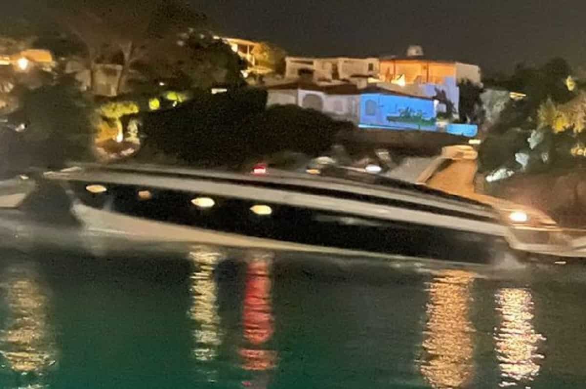 Yacht di oltre 20 metri si schianta contro gli scogli a Porto Cervo: un morto e 6 feriti FOTO