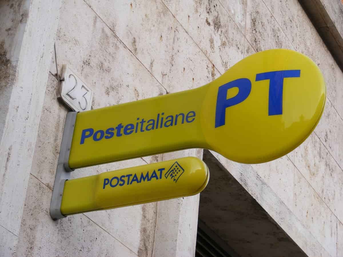 Poste Italiane assume: le figure ricercate, i requisiti e come presentare la domanda