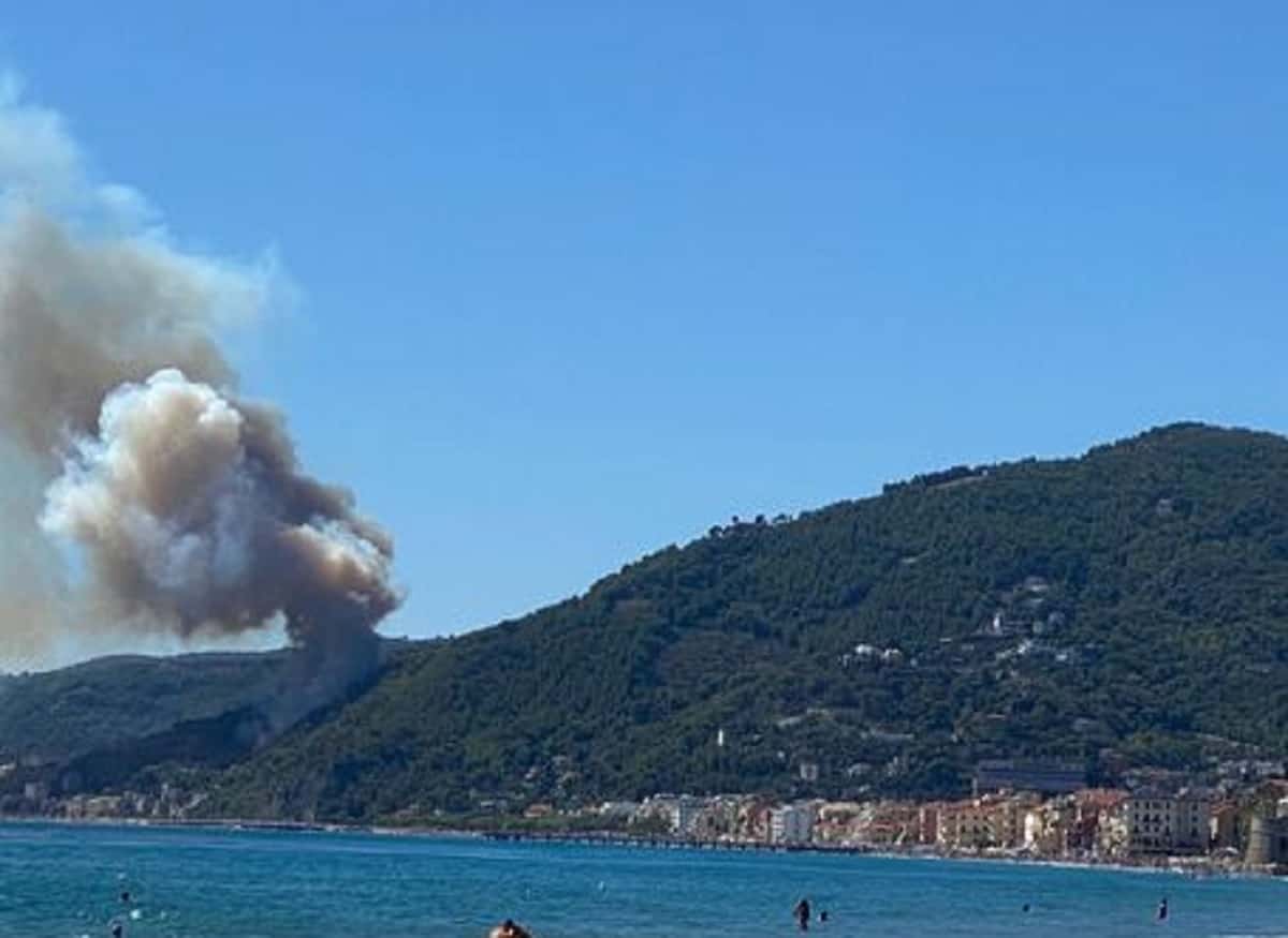 Savona, incendio tra Alassio e Laigueglia: le fiamme raggiungono le abitazioni