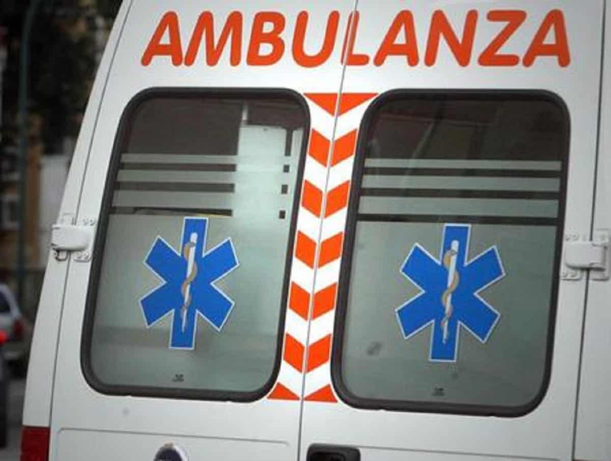 Napoli, 12enne difende la madre durante una lite e viene presa a calci: ricoverata