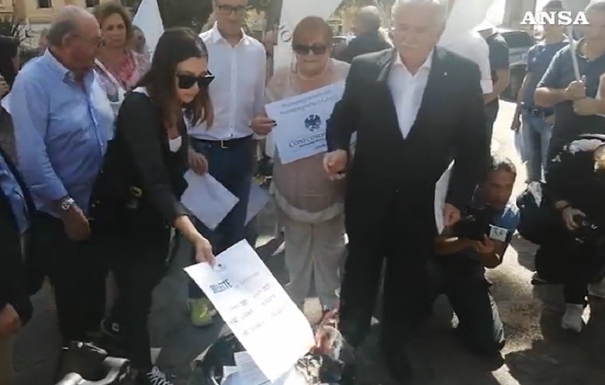 Bollette, commercianti le bruciano in piazza. E allora? Troppa tv