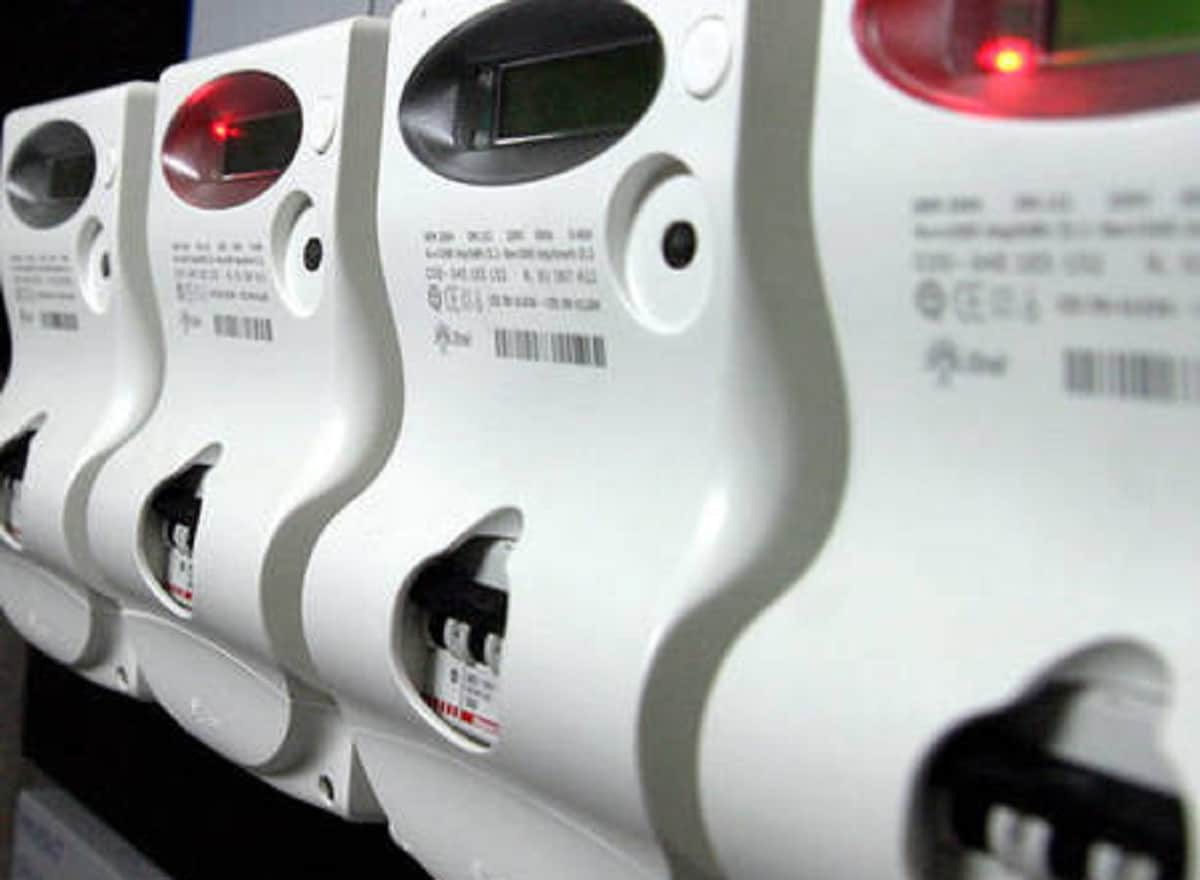 Bolletta meno cara, fattela da solo: ecco come risparmiare con acqua calda, forno, tv, luce...