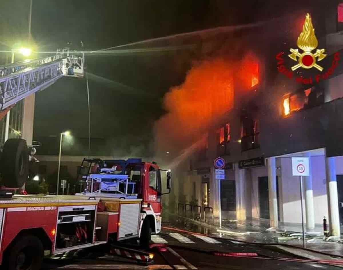 Cagliari, nella notte incendio in uno studio dentistico: due piani a fuoco