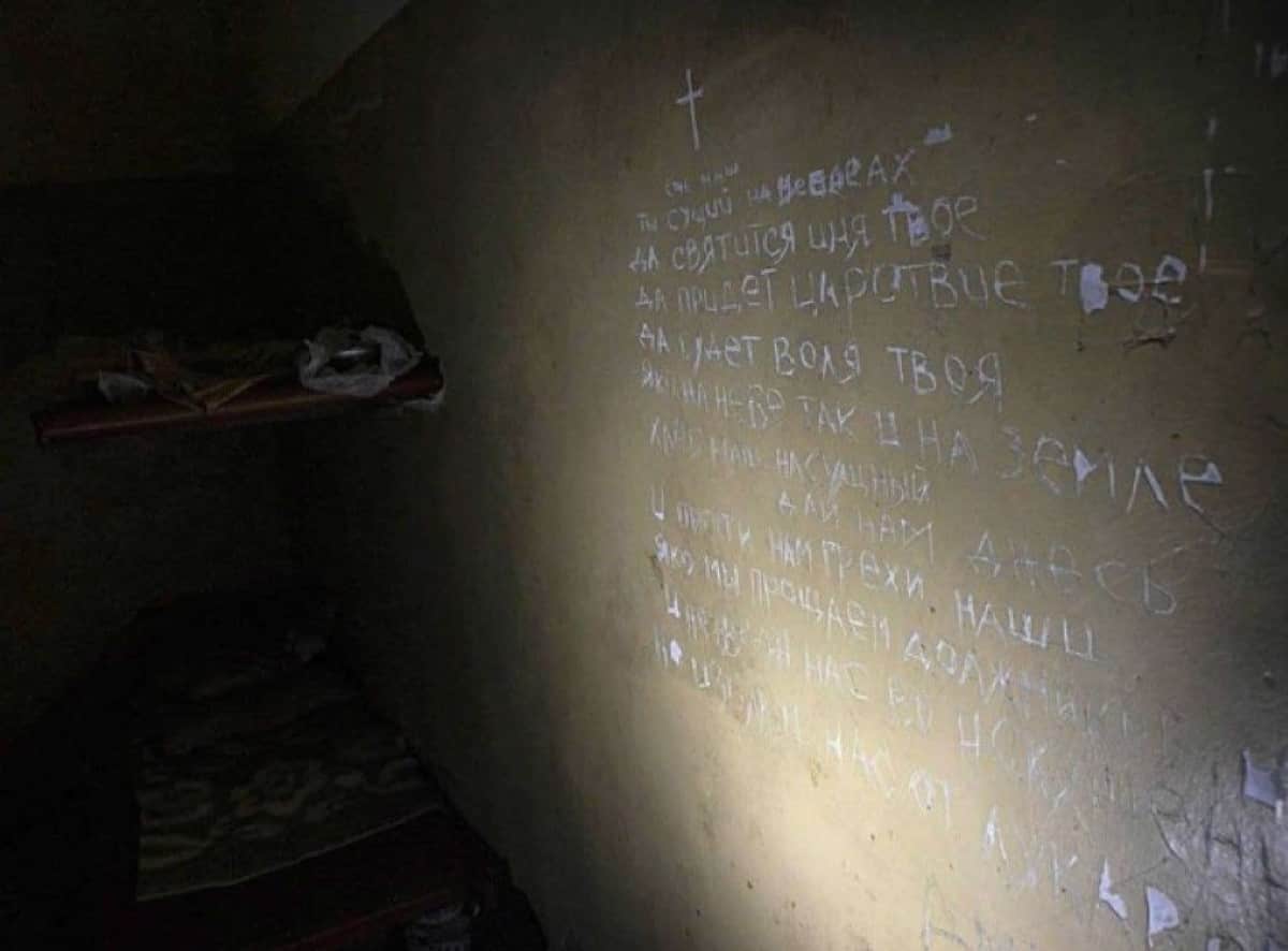 La camera delle torture russa a Balakliya: "Sul muro il Padre nostro inciso dai prigionieri ucraini"