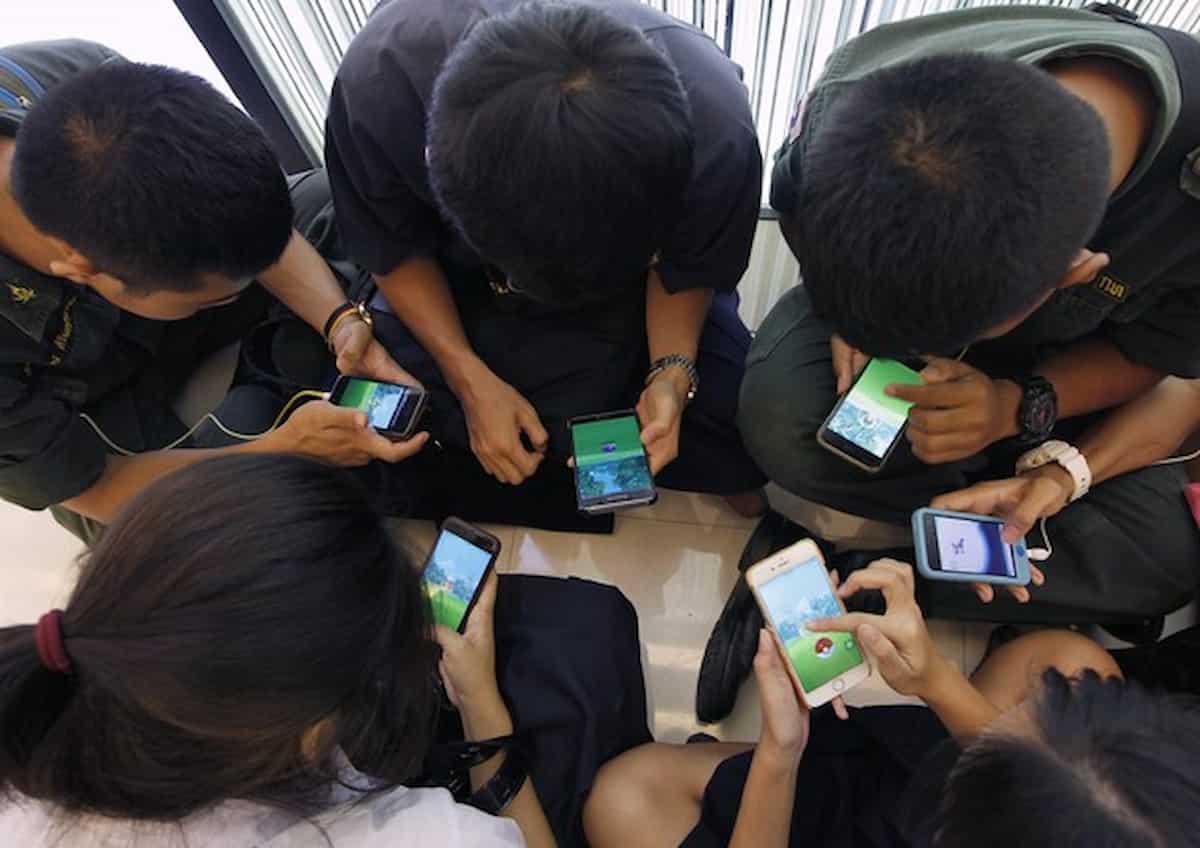 Cellulari vietati, studenti in rivolta: chiedono nuove scuole e il “reddito di formazione“