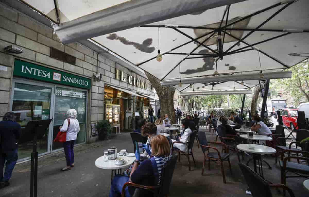 Roma (Italia) 80% dehors a larga prepotenza. Prendersi il dito, la mano, il braccio. Con lagna incorporata