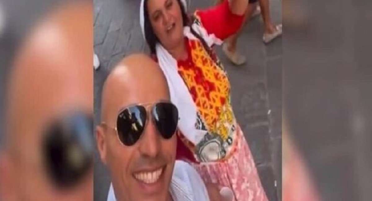 Due spot elettorali: donne che stirano e puliscono e mendicanti rom da far sparire