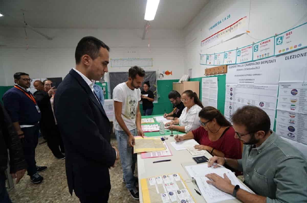 Di Maio sconfitto nella sua Napoli, sarà fuori dal Parlamento. A Bologna Casini batte Sgarbi
