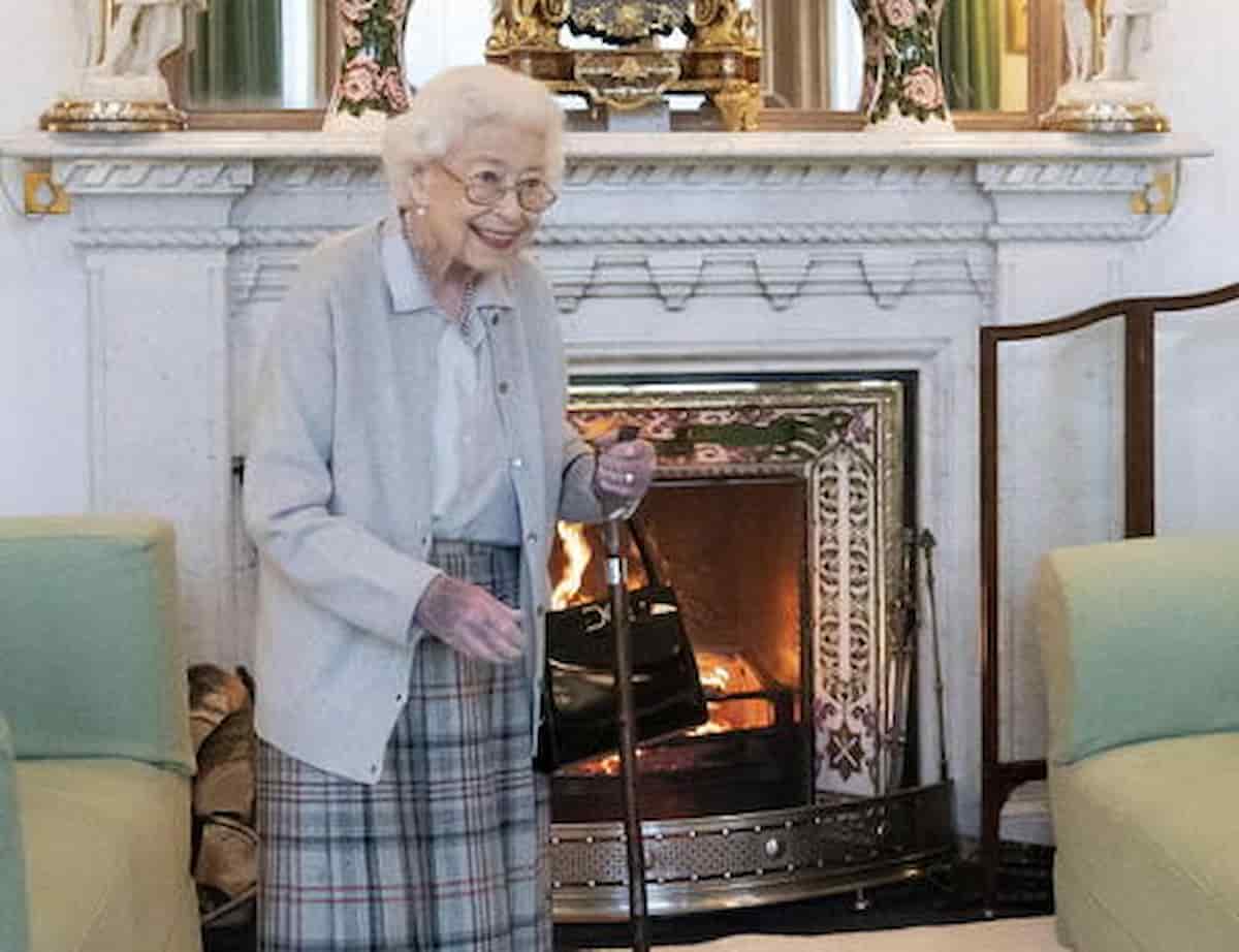 La regina Elisabetta II, 96 anni, in fin di vita: la Bbc sospende le trasmissioni, i figli al castello di Balmoral