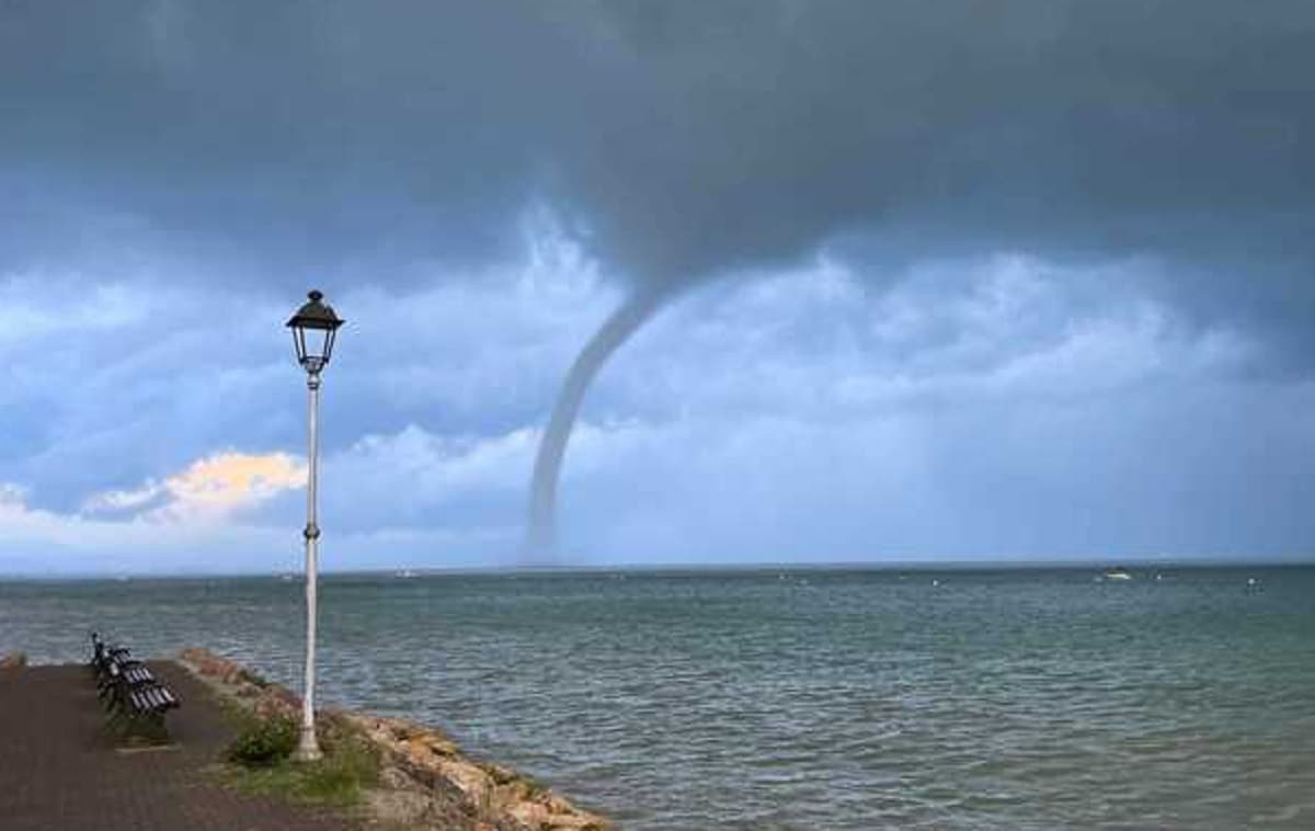 Lago di Garda, tromba d'aria sull'acqua passa vicino barche e motoscafi VIDEO