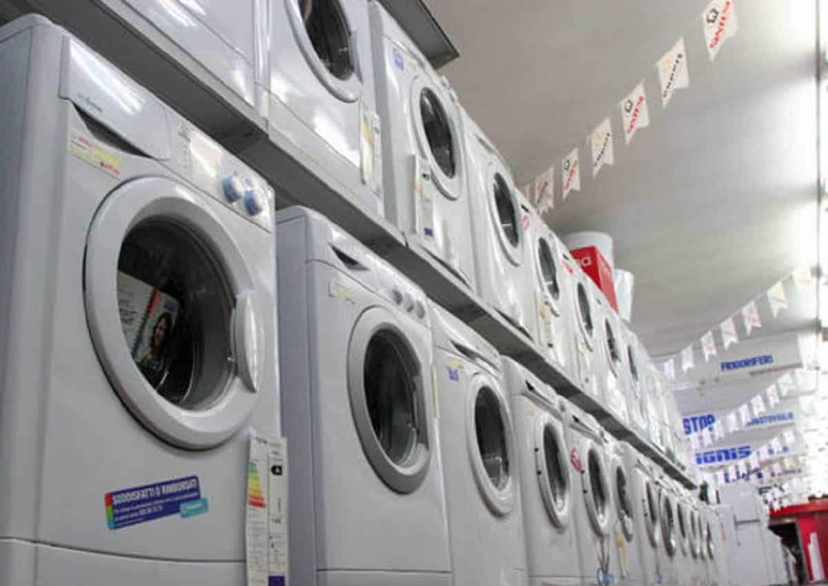 Luce e gas: docce veloci, lavatrici a pieno carico... I consigli del governo per ridurre i consumi