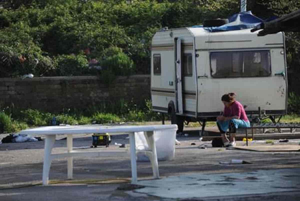 Vigonza, nomade percepiva il reddito di cittadinanza ma aveva 74 auto intestate: denunciata