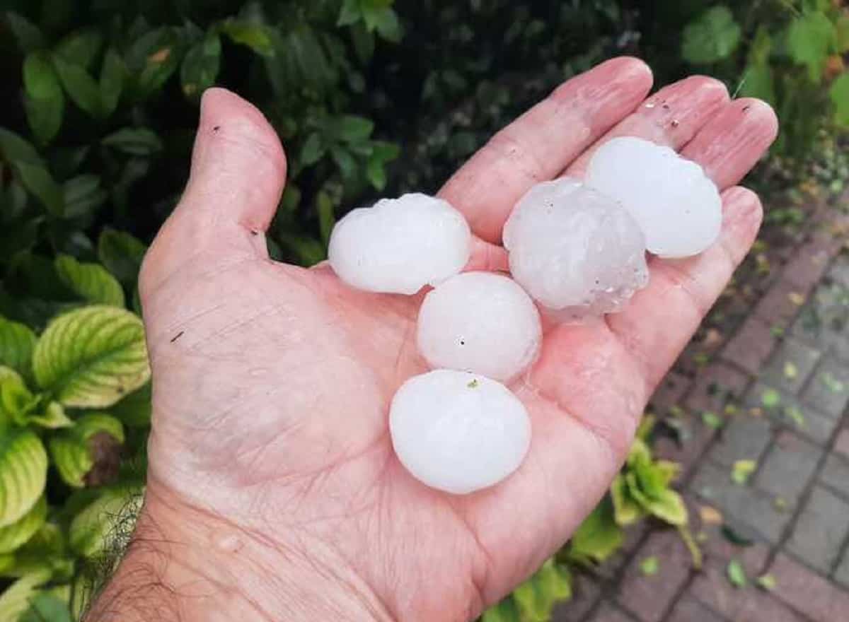Padova, forte grandinata in città: chicchi grandi come palline da golf
