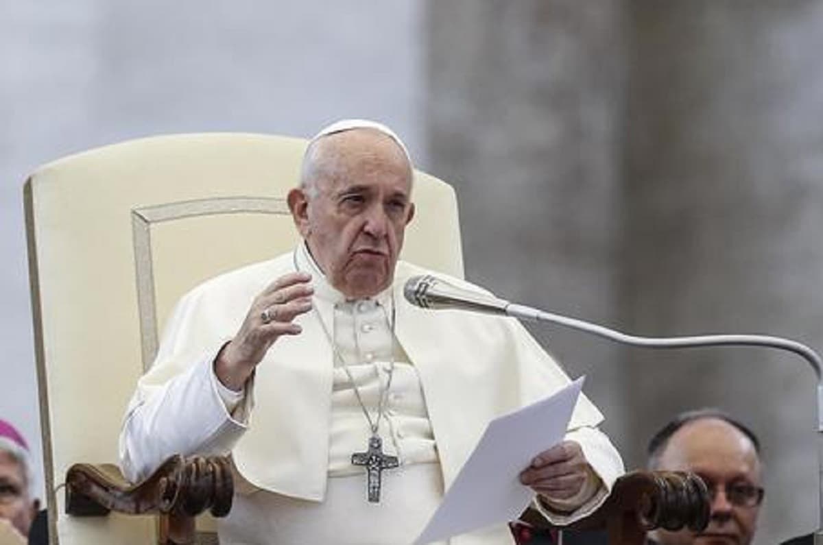 Papa Francesco: "La storia regredisce. Ormai è terza guerra mondiale totale"