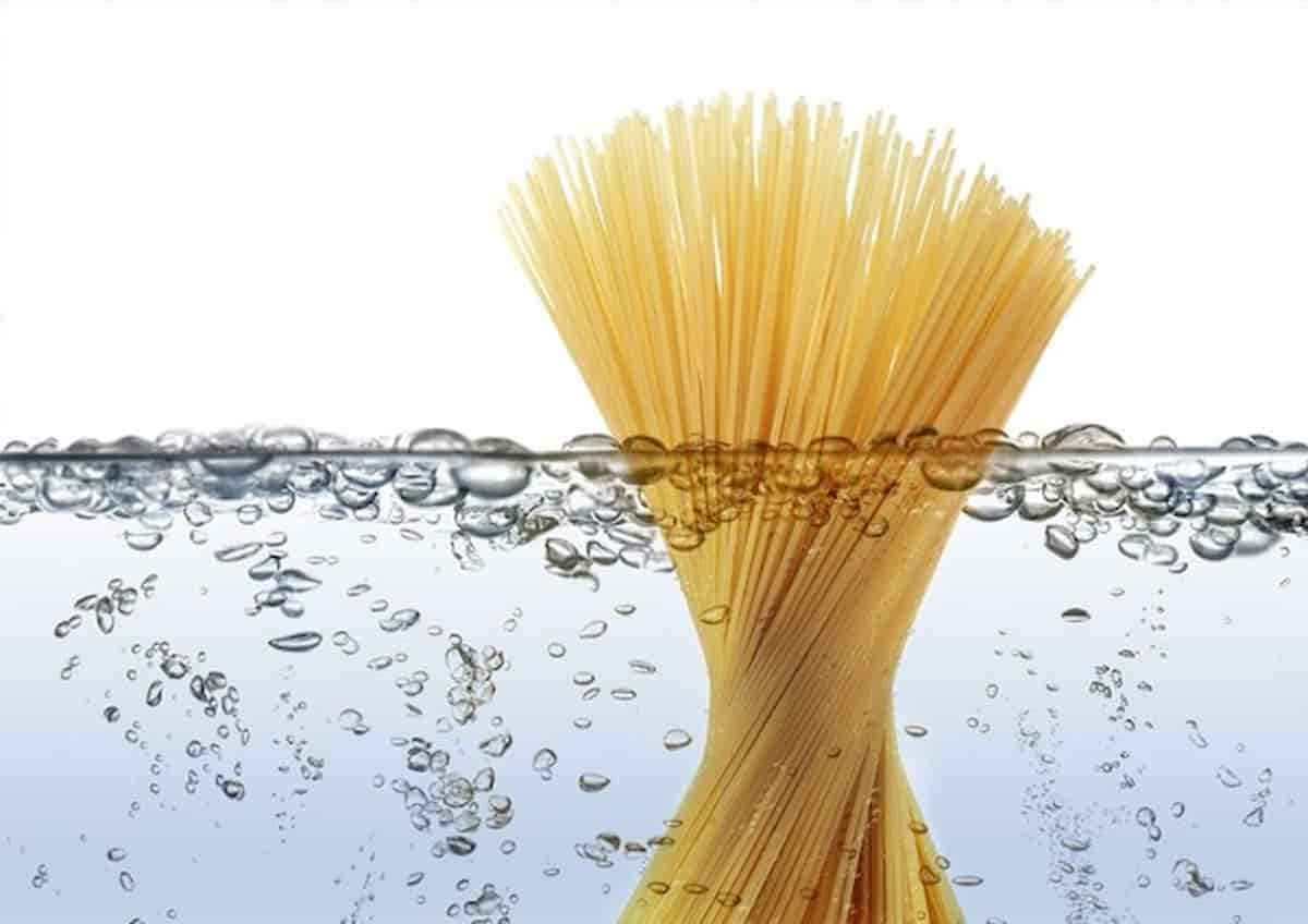 cucinare la pasta a fuoco spento risparmiare gas