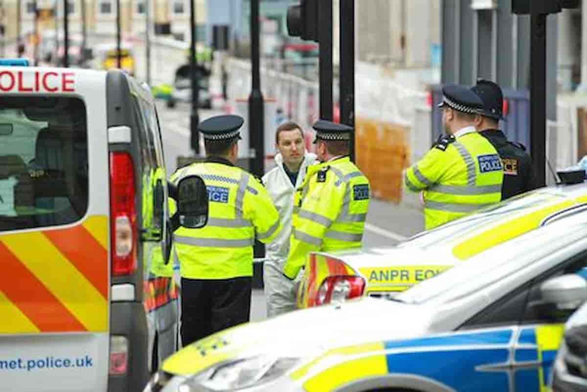 Londra poliziotti accoltellati