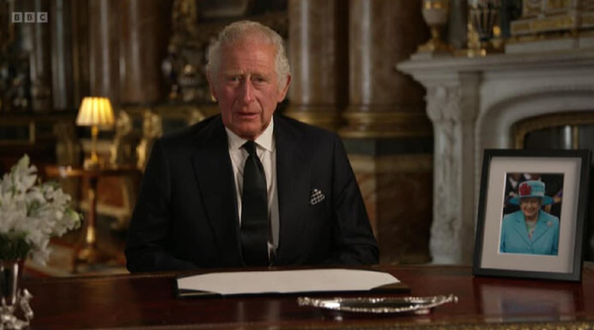 Carlo III proclamato formalmente re. Il primo discorso: “Mamma un esempio, conto sull’amore di Camilla”