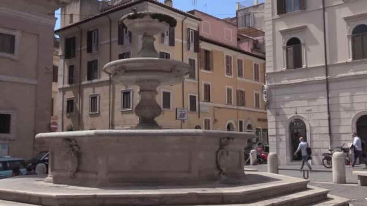 Roma, turista multato perché mangiava un gelato seduto sulla fontana dei Catecumeni