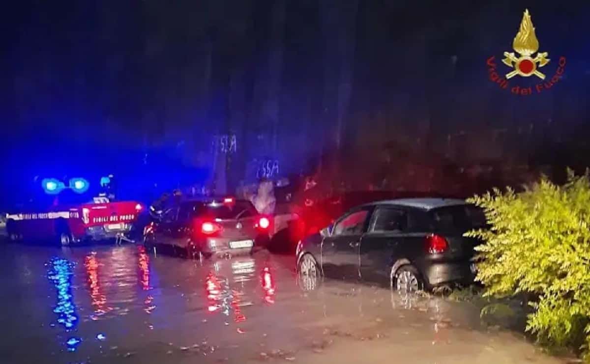 Roma, esonda il Tevere: nella notte 7 automobilisti bloccati e poi liberati dai Vigili del Fuoco