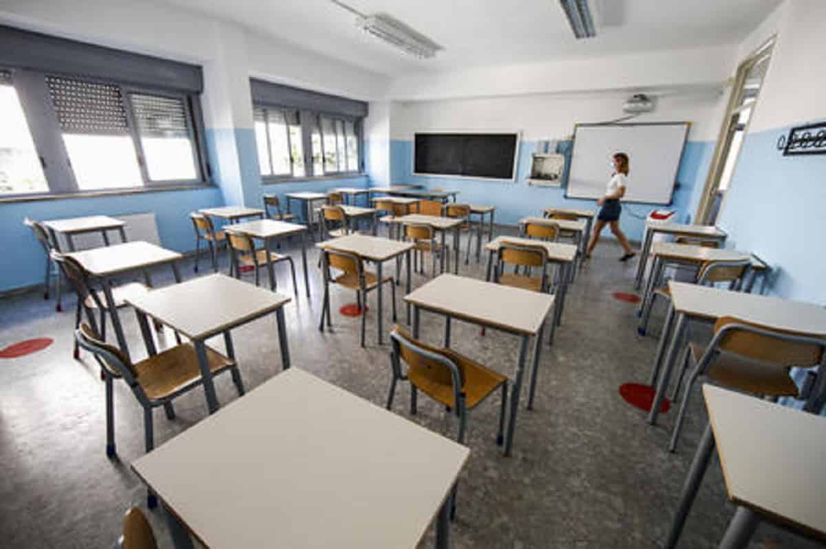 Scuola, in 10 anni -858mila studenti. Aumentato invece (di poco), il numero di professori