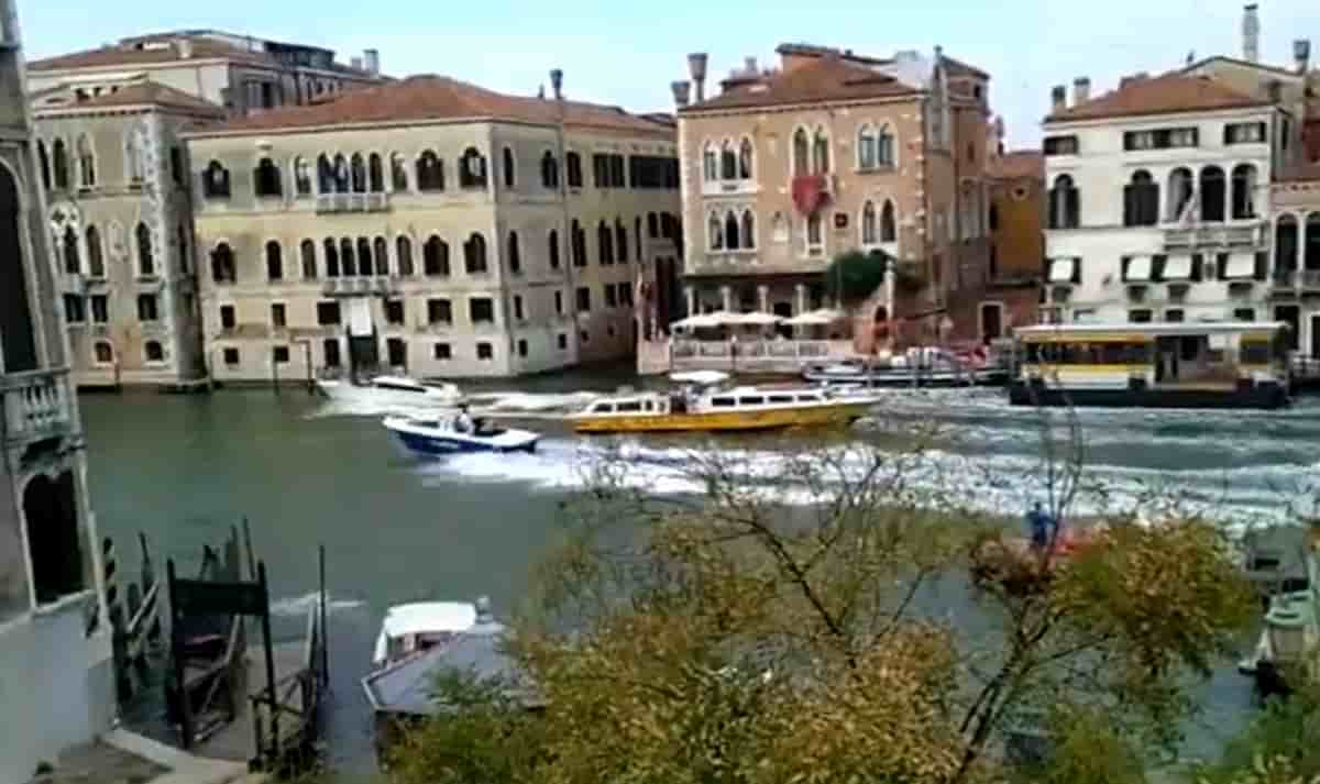 Venezia ruba motoscafo-taxi