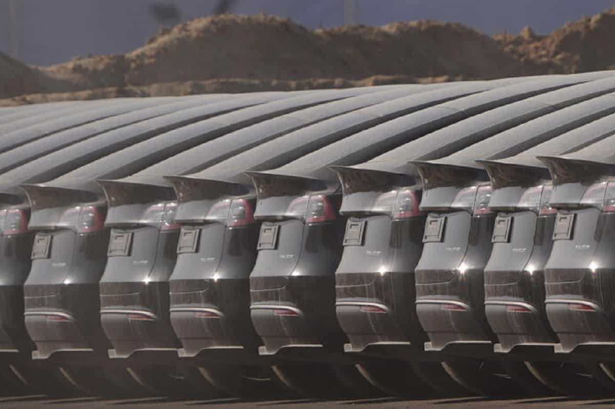 Tesla, attenti al finestrino che ti taglia le mani: richiamate 1,1 milioni di auto