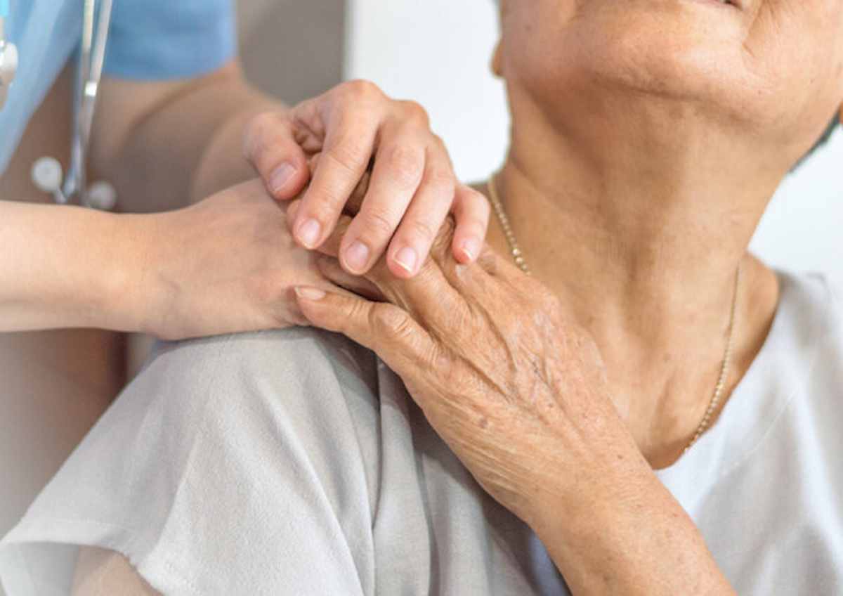 Alzheimer, le donne si ammalano due volte di più: colpa di un enzima del cervello